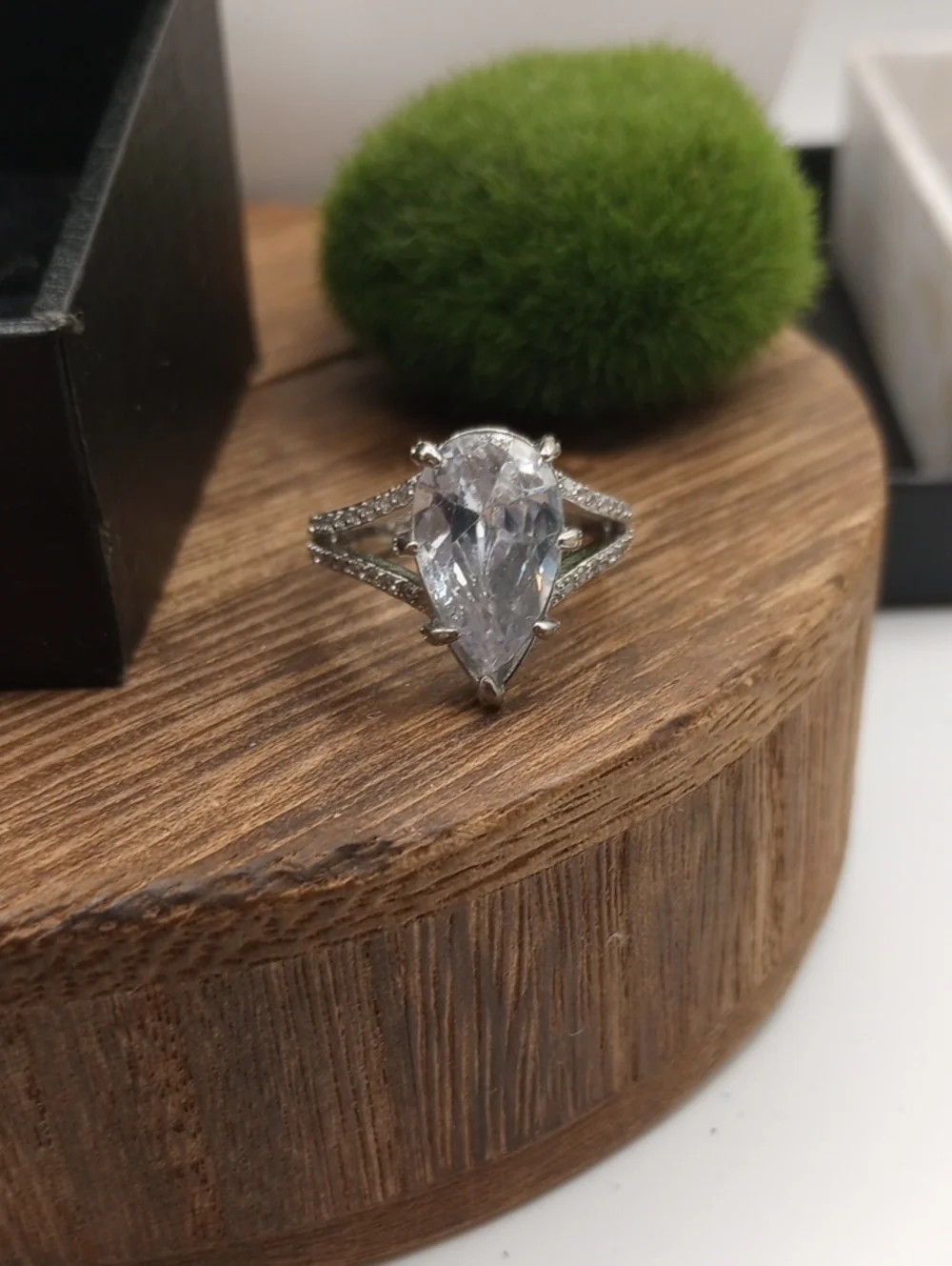 Bomb Party White Pear-Cut Crystal Split Shank Ring - Size 7.5 R304